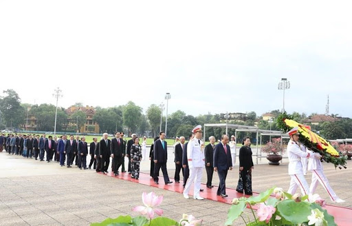 THỜI SỰ 12H TRƯA 19/5/2020: Đoàn đại biểu lãnh đạo Đảng, Nhà nước, Mặt trận Tổ quốc Việt Nam cùng các đại biểu Quốc hội đến đặt vòng hoa và vào Lăng viếng Chủ tịch Hồ Chí Minh